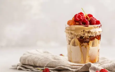 En läcker overnight oats propud i glasburk med banan, hallon och jordnötssmör. Perfekt frukost eller mellanmål.