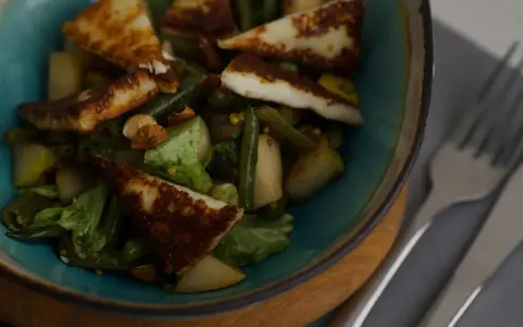 En sallad med grillad halloumi, gröna bönor, päron och nötter. En proteinrik och smakrik rätt.