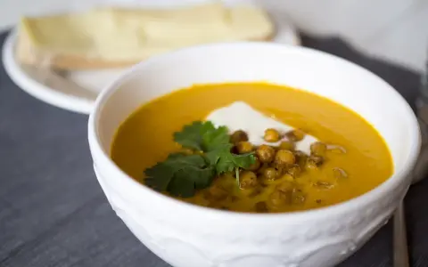 Krämig morotssoppa med kikärtor och en klick gräddfil. Perfekt för billiga recept barnfamilj.