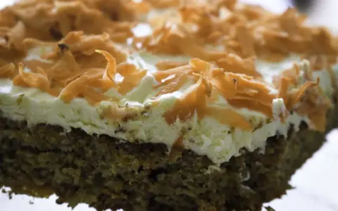 En saftig sockerfri morotskaka med krämig frosting och toppad med rivna morötter. Perfekt för en hälsosam fika.
