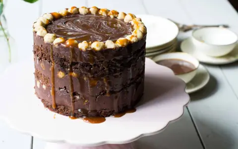 En läcker kolatårta med choklad och nötter, perfekt för ett fika. Detta kolatårta recept är en dröm!