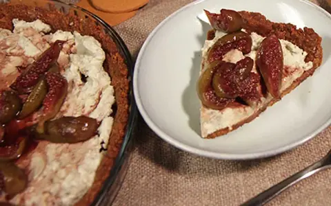 En bit cheesecake med pepparkaksbotten, toppad med färska fikon och en krämig fyllning.