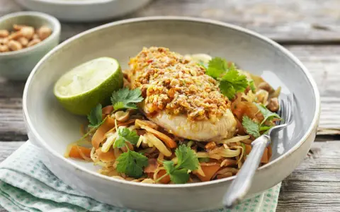 En läcker kycklingfilé med nötter och koriander serveras på en bädd av grönsaker. Ett perfekt kyckling recept under 500 kcal för en lätt lunch.