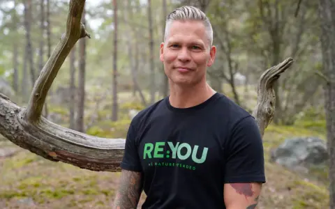 Johannes Cullberg i skogen, klädd i t-shirt med texten "RE:YOU AS NATURE INTENDED".