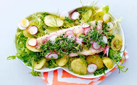 Enkel nyttig mat: en fiskfilé med potatis, rädisor och krasse på en bädd av sallad.