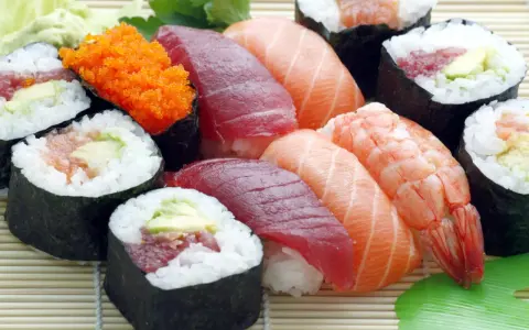En variation av sushi med rå lax, tonfisk, räkor och rom. Perfekt för en gravid som längtar efter sushi.