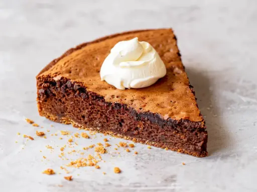 En bit kladdkaka med en klick grädde. Denna protein kladdkaka ser otroligt god ut!