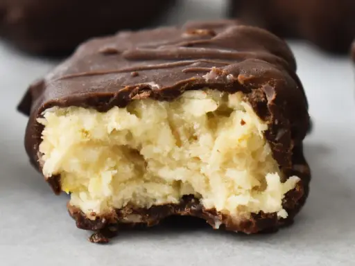 Ett chokladöverdraget godis med en krämig, ljus fyllning. Perfekt för snabbt chokladgodis-sug!