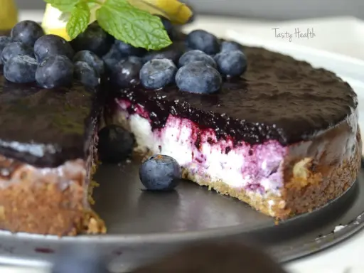 En läcker blåbärscheesecake, perfekt för ett protein kakor recept. Garnerad med färska blåbär och mynta.