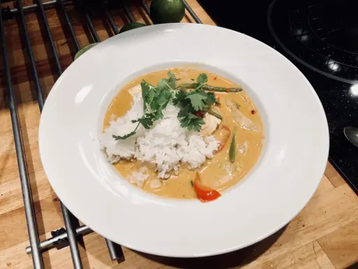 En härlig vegansk thaigryta med ris, gröna bönor, tofu och koriander. En smakrik och mättande måltid.
