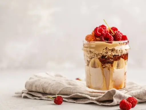 En läcker overnight oats propud i glasburk med banan, hallon och jordnötssmör. Perfekt frukost eller mellanmål.