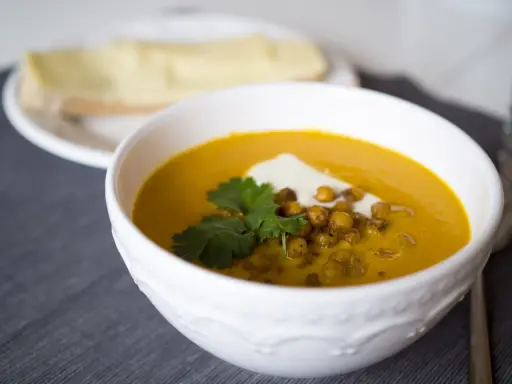 Krämig morotssoppa med kikärtor och en klick gräddfil. Perfekt för billiga recept barnfamilj.
