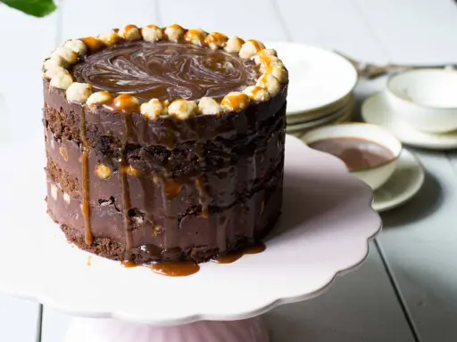 En läcker kolatårta med choklad och nötter, perfekt för ett fika. Detta kolatårta recept är en dröm!