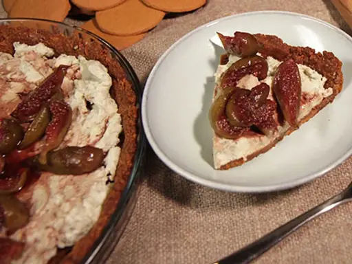 En bit cheesecake med pepparkaksbotten, toppad med färska fikon och en krämig fyllning.