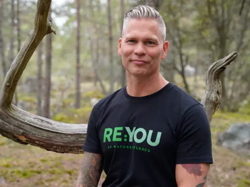 Johannes Cullberg i skogen, klädd i t-shirt med texten "RE:YOU AS NATURE INTENDED".