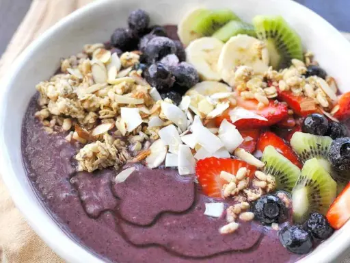 En härlig acai bowl med granola, jordgubbar, blåbär, kiwi och banan. Perfekt för ett snabbt och nyttigt frukost recept.