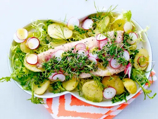 Enkel nyttig mat: en fiskfilé med potatis, rädisor och krasse på en bädd av sallad.
