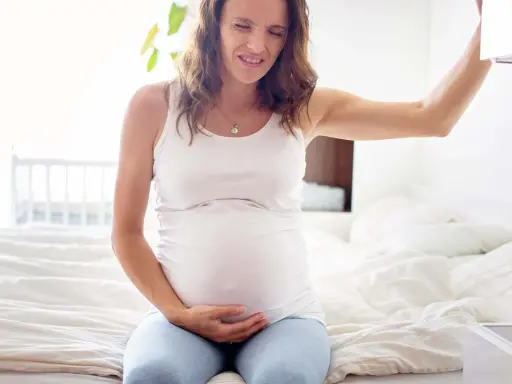 Gravid kvinna med smärta i magen, kanske Braxton Hicks sammandragningar.