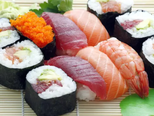 En variation av sushi med rå lax, tonfisk, räkor och rom. Perfekt för en gravid som längtar efter sushi.