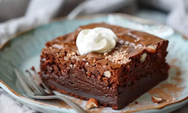 En saftig brownie utan socker, toppad med vispgrädde och nötter. Perfekt för den som vill njuta av choklad utan tillsatt socker.