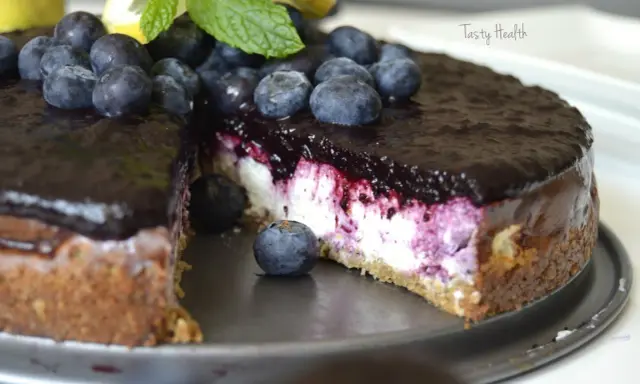 En läcker blåbärscheesecake, perfekt för ett protein kakor recept. Garnerad med färska blåbär och mynta.