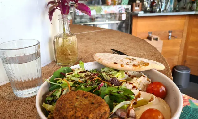 En hälsosam bowl med falafel, hummus, grönsaker och pitabröd. Perfekt som recept mat klimakteriet för en balanserad måltid.