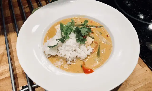 En härlig vegansk thaigryta med ris, gröna bönor, tofu och koriander. En smakrik och mättande måltid.