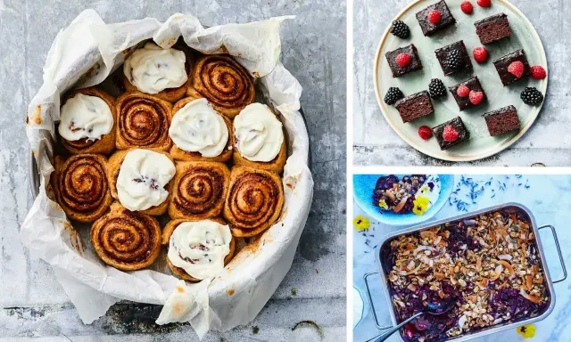 Tre sockerfria desserter: kanelbullar med glasyr, chokladbitar med bär och en blåbärscrumble.
