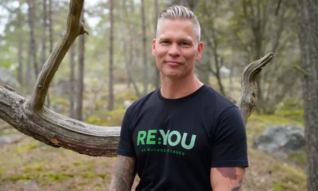 Johannes Cullberg i skogen, klädd i t-shirt med texten "RE:YOU AS NATURE INTENDED".