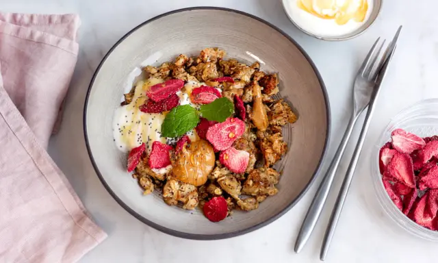 En skål med granola, yoghurt, jordgubbar, jordnötssmör och chiafrön. En perfekt nyttig frukost för en bra start på dagen.