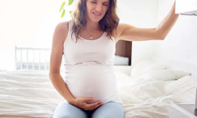 Gravid kvinna med smärta i magen, kanske Braxton Hicks sammandragningar.
