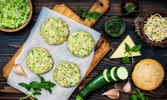 Zucchinibiffar på bakplåtspapper, ingredienser för proteinrik mat med lite kalorier recept.