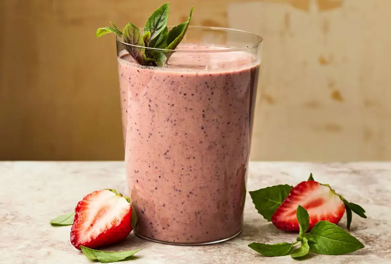 En kr&auml;mig jordgubbssmoothie med mynta, perfekt f&ouml;r ett snabbt smoothie recept.