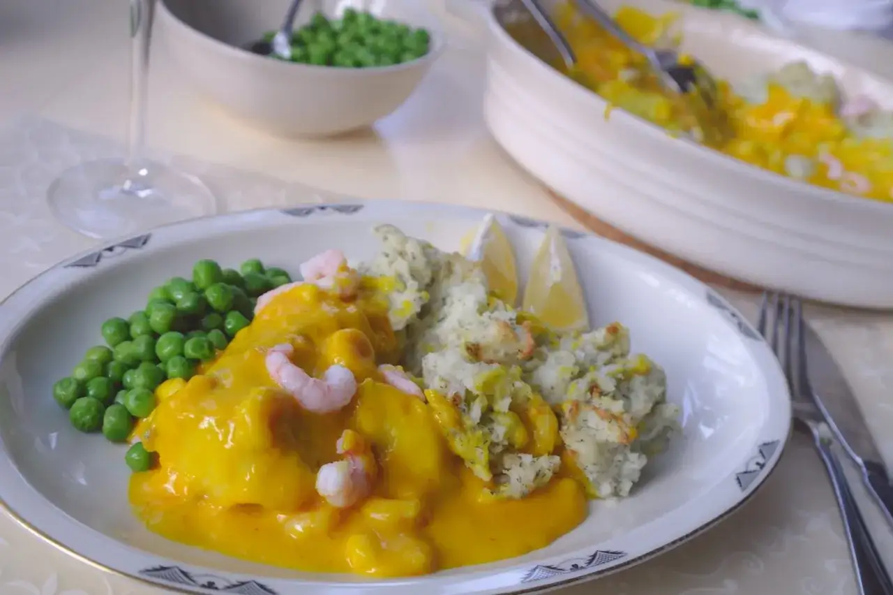 Lyxig torskrygg i ugn med kr&auml;mig s&aring;s, r&auml;kor, &auml;rtor och potatis. Ett perfekt recept f&ouml;r en festlig middag.