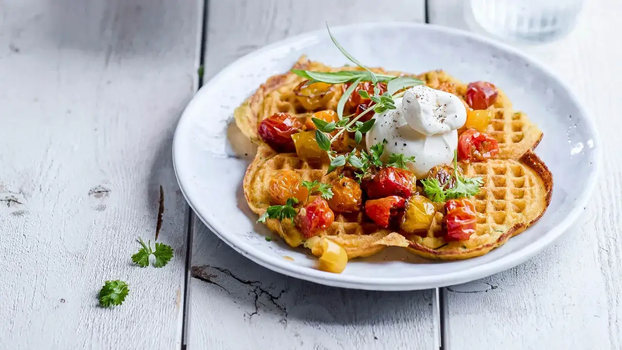Zucchini v&aring;fflor med k&ouml;rsb&auml;rstomater och en klick f&auml;rskost. En h&auml;rlig och ov&auml;ntad kombination.