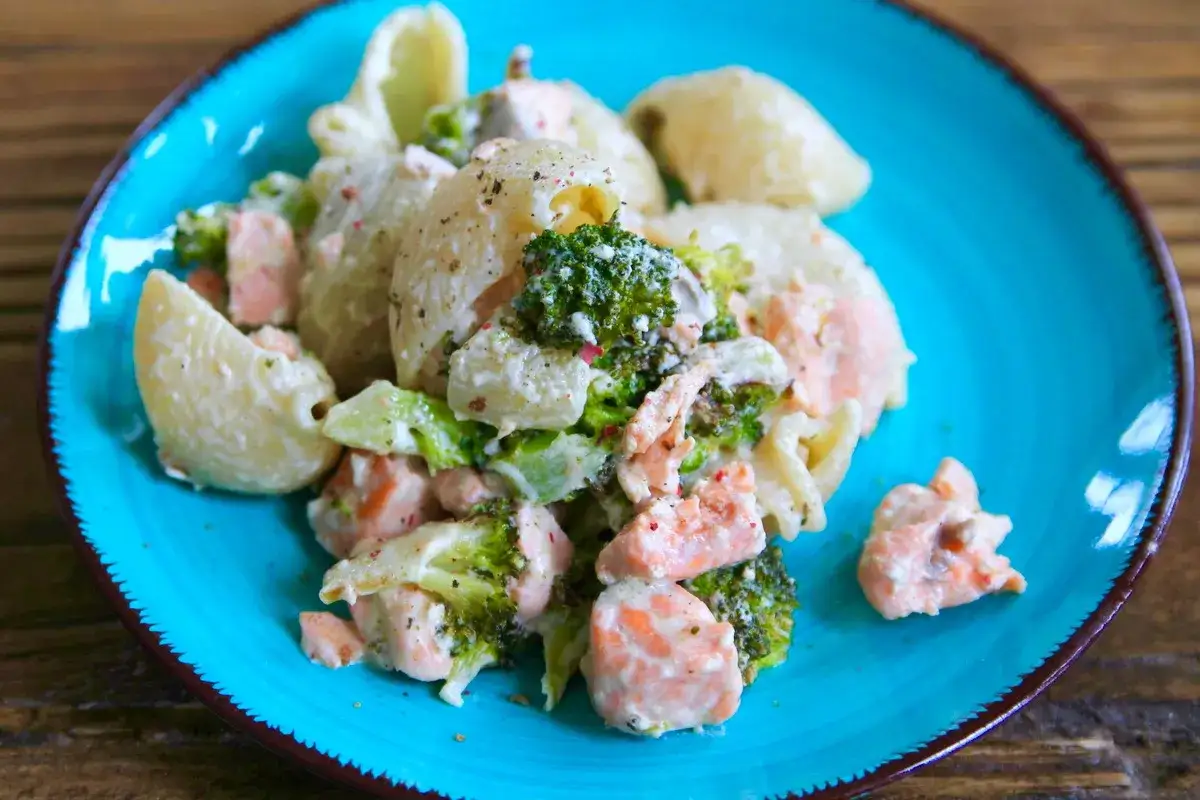 Pastasallad med lax och broccoli, perfekt f&ouml;r billiga recept barnfamilj. Enkel och god middag!