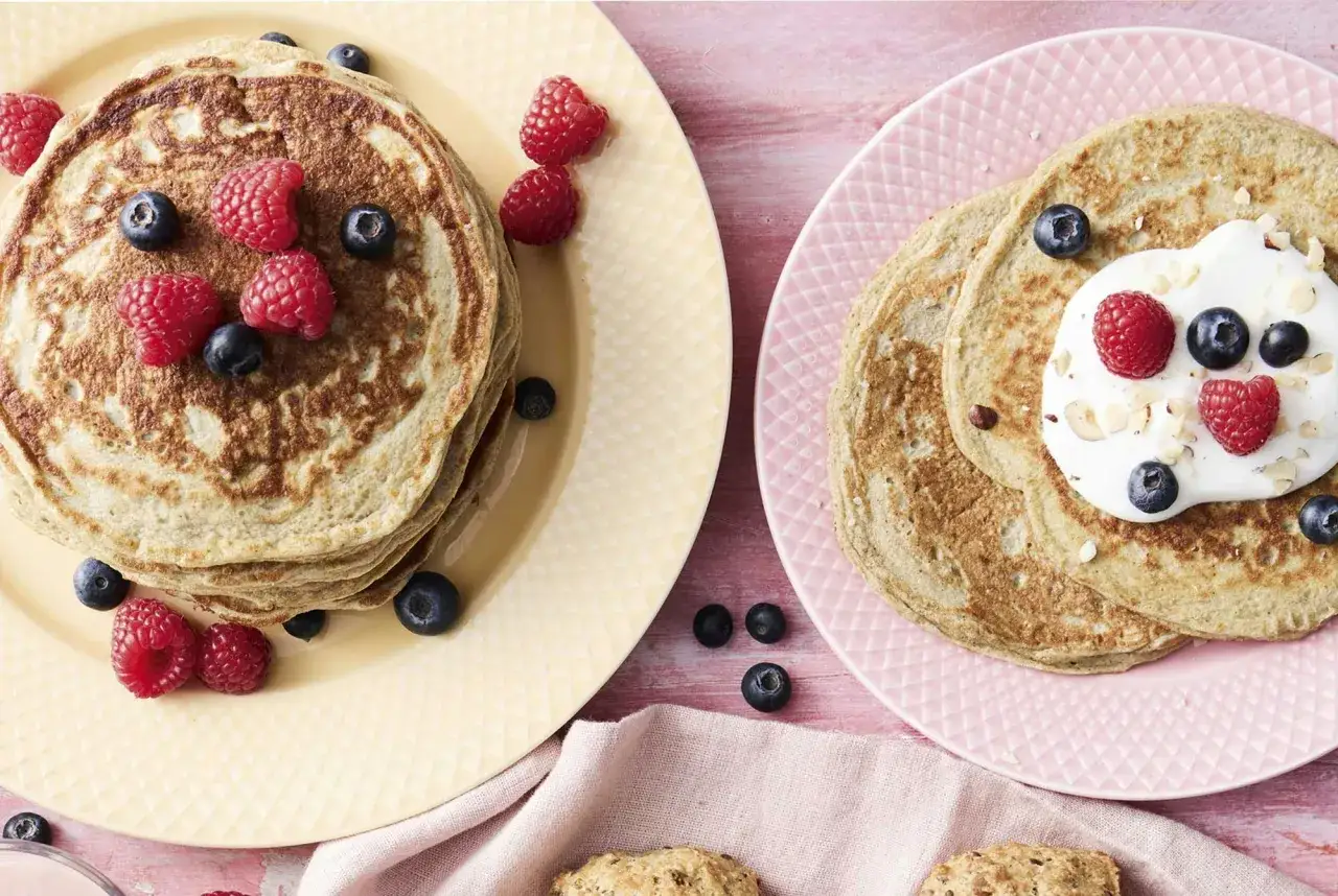 Amerikanska pannkakor med proteinpulver, toppade med b&auml;r och gr&auml;dde. En h&auml;lsosam frukost eller mellanm&aring;l.