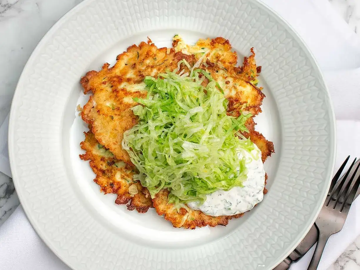 Gyldene squashbiffar med fetaost, toppade med krispig sallad och en klick vitl&ouml;ksyoghurt. En h&auml;rlig och l&auml;tt m&aring;ltid.