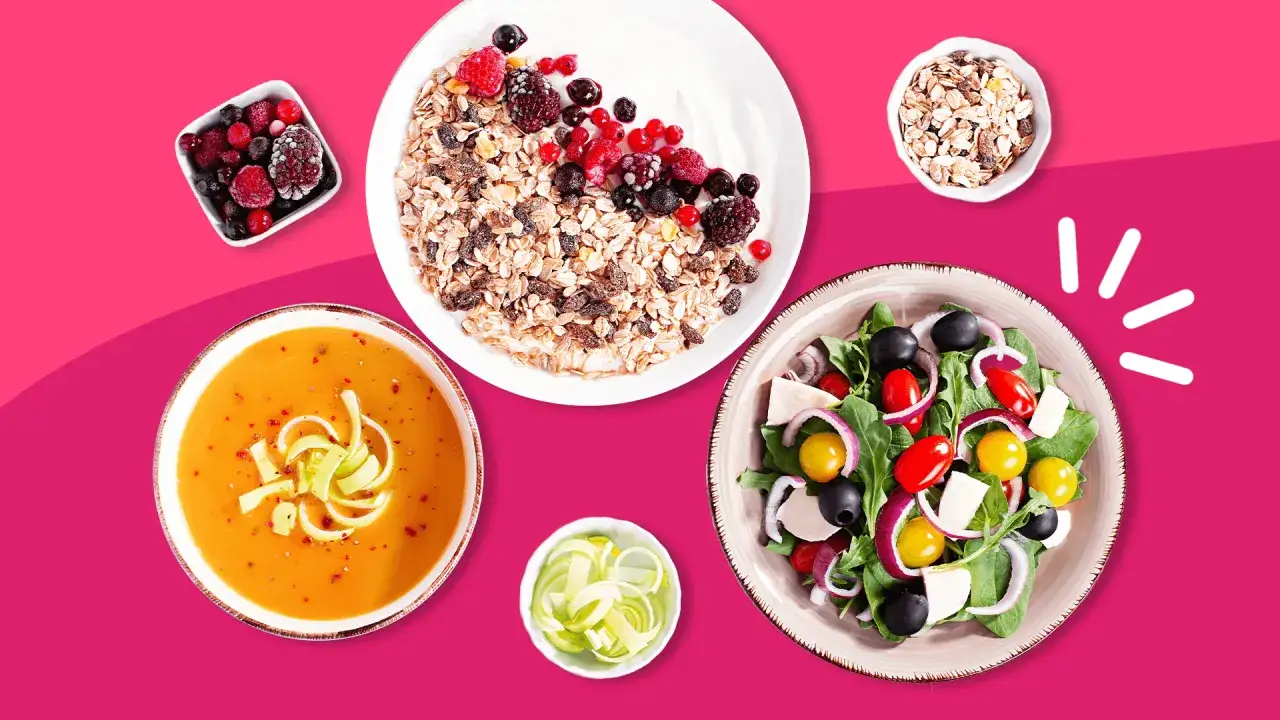 Frukostflingor med bär, en sallad och soppa. Perfekt recept mat klimakteriet för en hälsosam start.