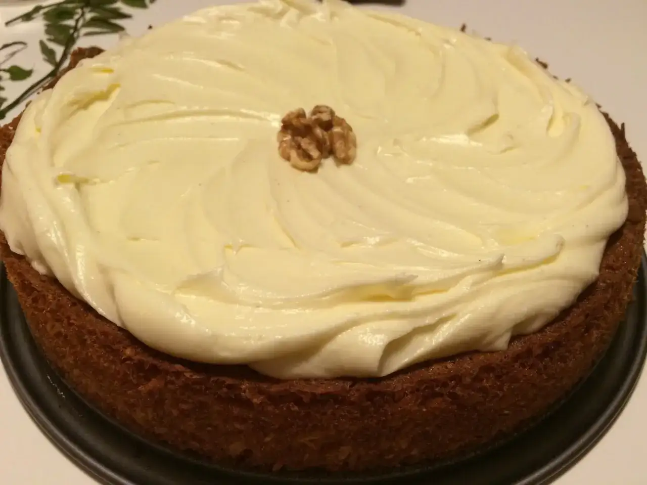 En saftig sockerfri morotskaka med kr&auml;mig frosting och en valn&ouml;t i mitten. Perfekt f&ouml;r fika utan tillsatt socker.