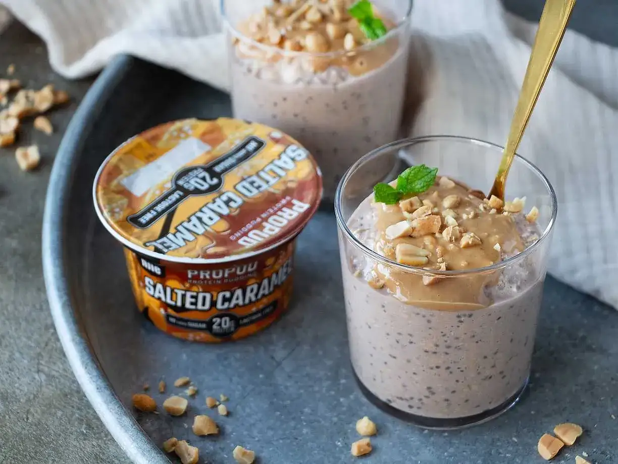 Overnight oats med Propud salted caramel, toppad med jordn&ouml;tssm&ouml;r och n&ouml;tter. En perfekt frukost eller mellanm&aring;l.