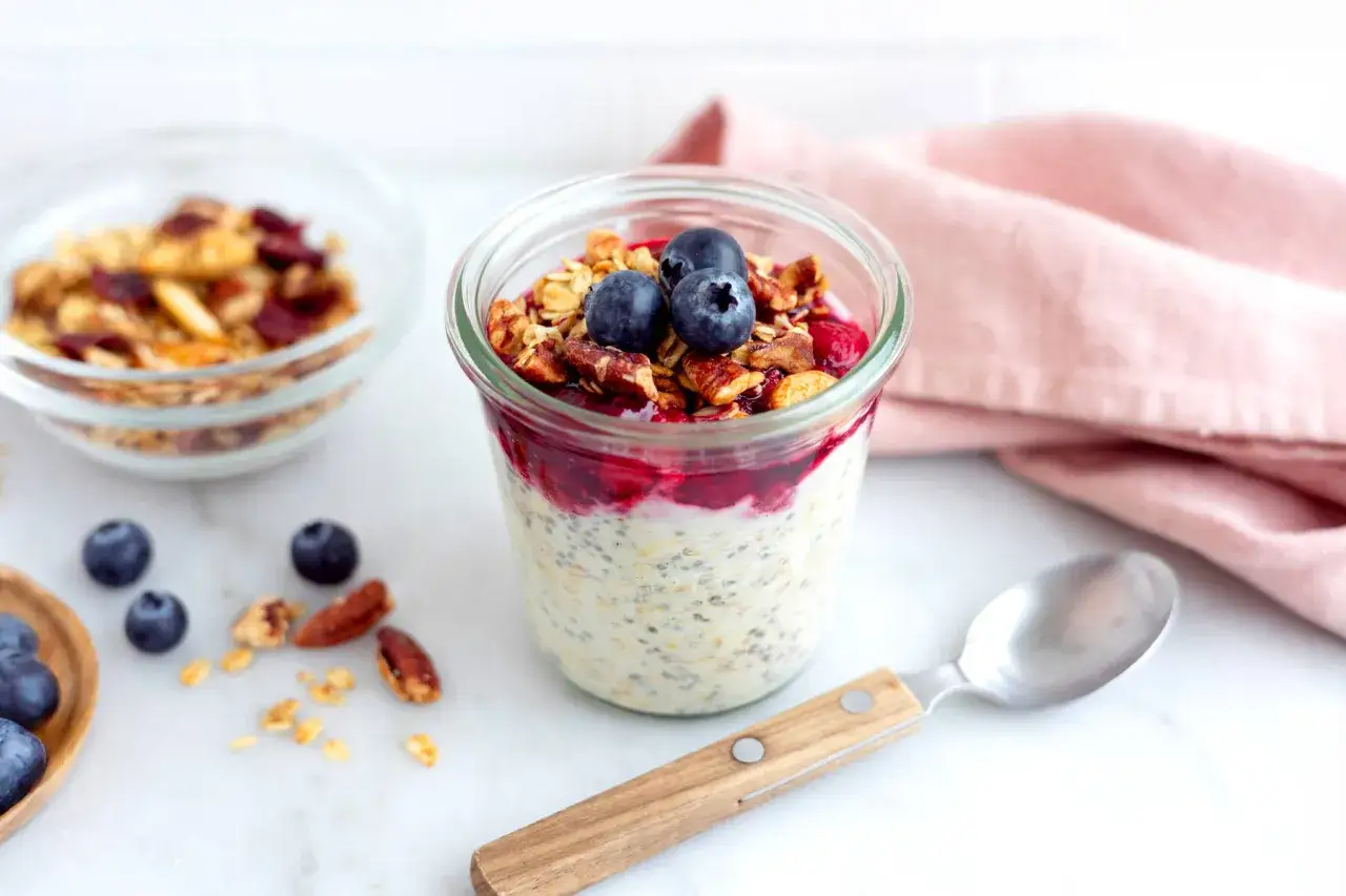 En h&auml;rlig och nyttig frukost i ett glas med chiapudding, b&auml;r och granola. Perfekt start p&aring; dagen!