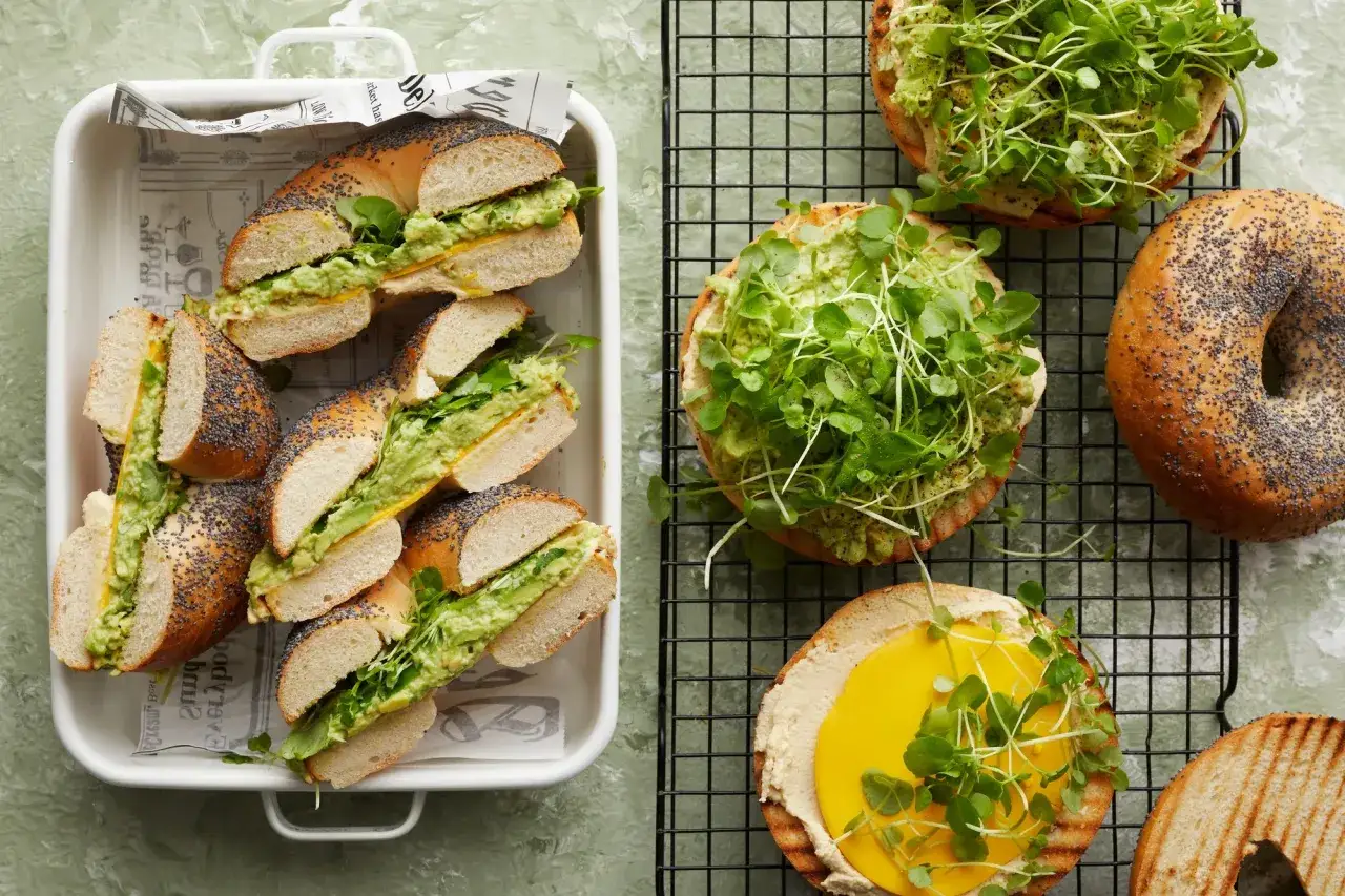 Bagels med avokado, ost och groddar, perfekt picknick mat.