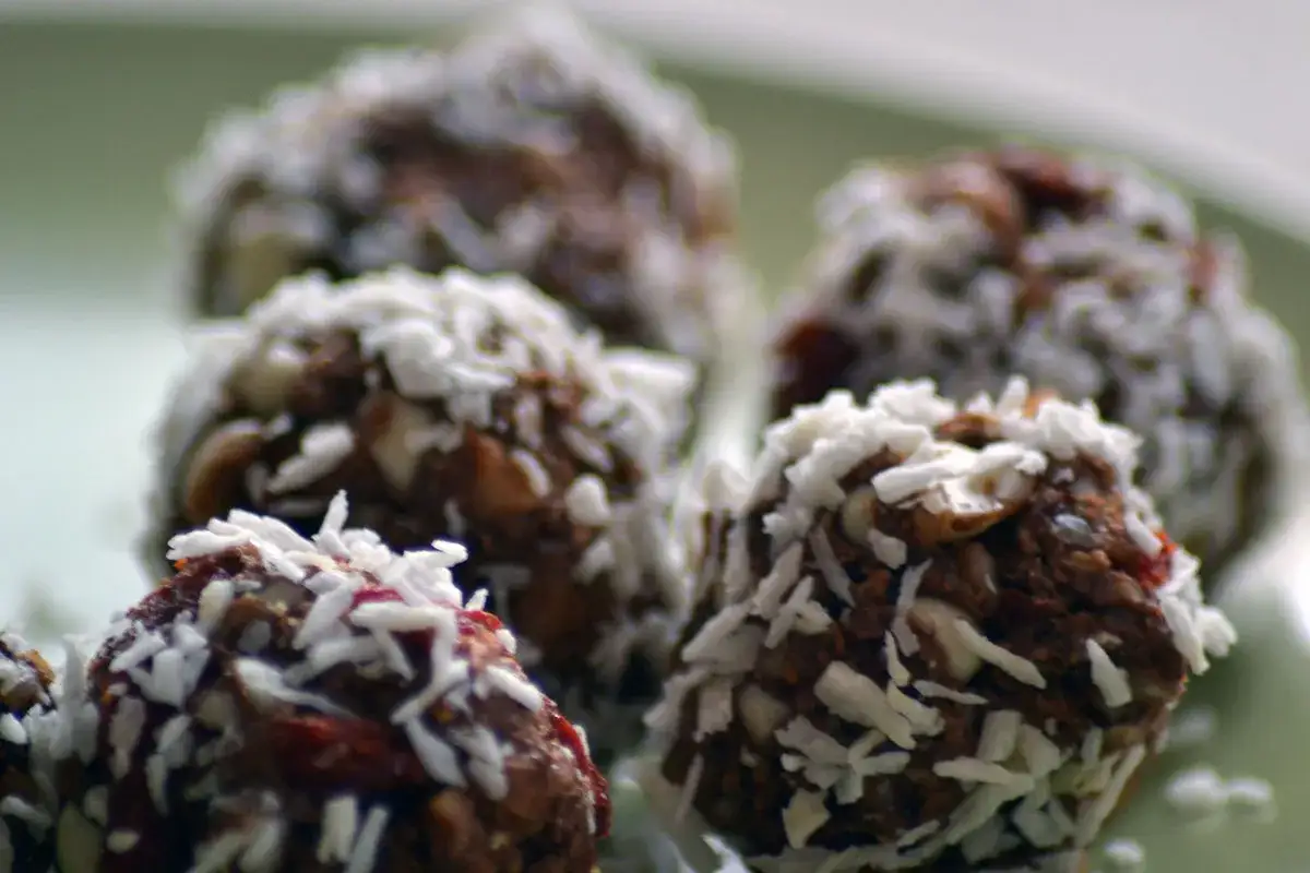 Chokladbollar rullade i kokos, ett enkelt och gott recept p&aring; proteinbollar.