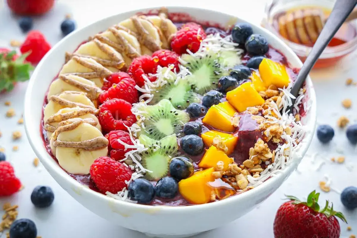 En f&auml;rgglad acai bowl med banan, hallon, kiwi, bl&aring;b&auml;r och mango. Perfekt f&ouml;r ett h&auml;lsosamt acai bowl recept.
