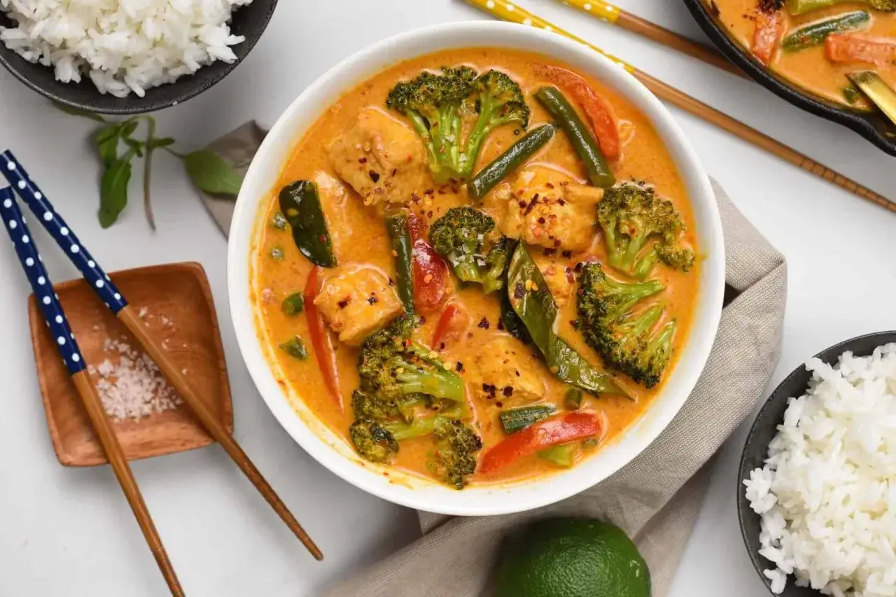 En kr&auml;mig vegansk thaigryta med broccoli, paprika och gr&ouml;na b&ouml;nor i en smakrik kokosmj&ouml;lksbas. Serveras med ris.