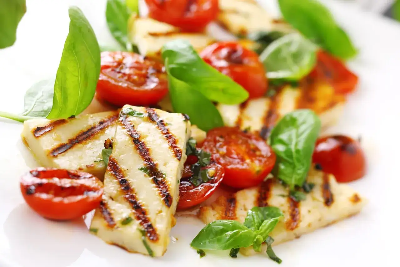 Grillad halloumi med k&ouml;rsb&auml;rstomater och basilika. En proteinrik och l&auml;cker r&auml;tt.
