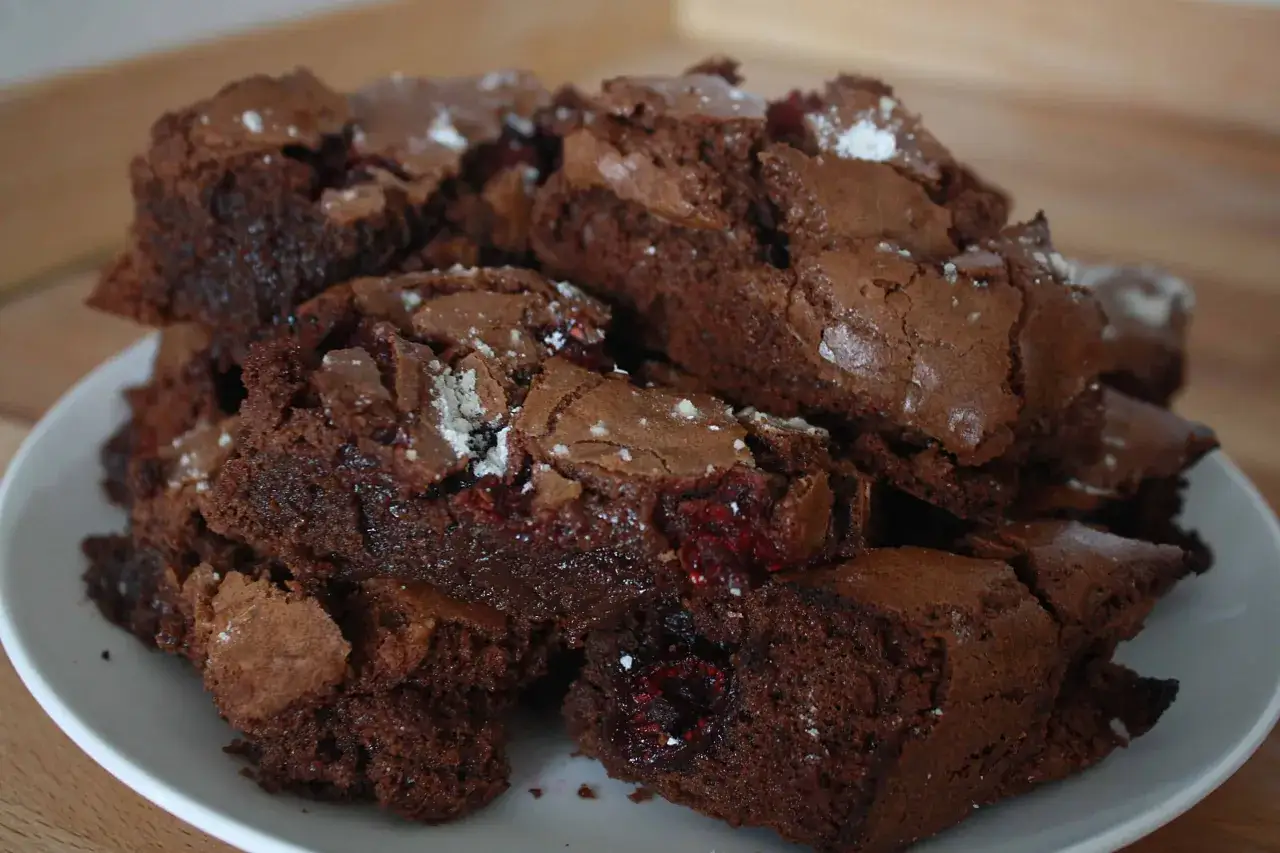 En h&ouml;g med saftiga browniebitar med hallon, pudrade med lite florsocker. Perfekt f&ouml;r den som vill ha brownie utan socker.