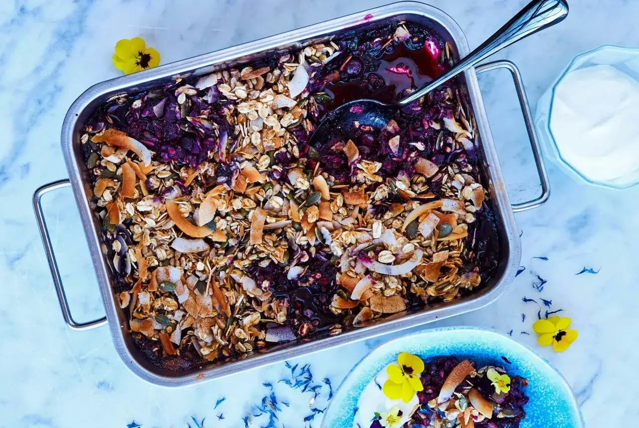 En h&auml;rlig b&auml;rpaj med granola och kokosflingor, perfekt som kvarg recept middag. Serveras med en klick kr&auml;mig kvarg.