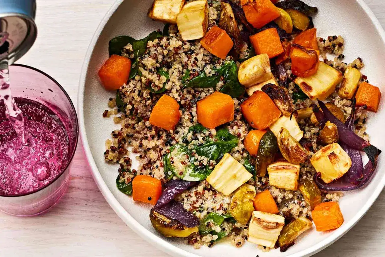 En h&auml;rlig sk&aring;l med quinoa, rostade rotfrukter och gr&ouml;na blad. Ett perfekt proteinrikt recept f&ouml;r middag som ser b&aring;de h&auml;lsosamt och gott ut.
